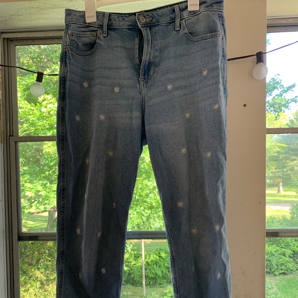Hollister daisy embroidery mom jeans